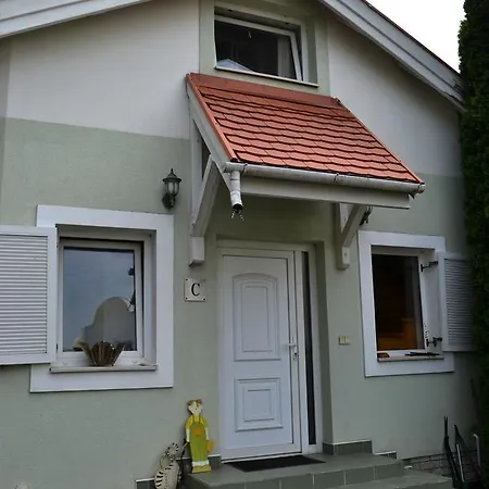 Relax Apartman Apartment *